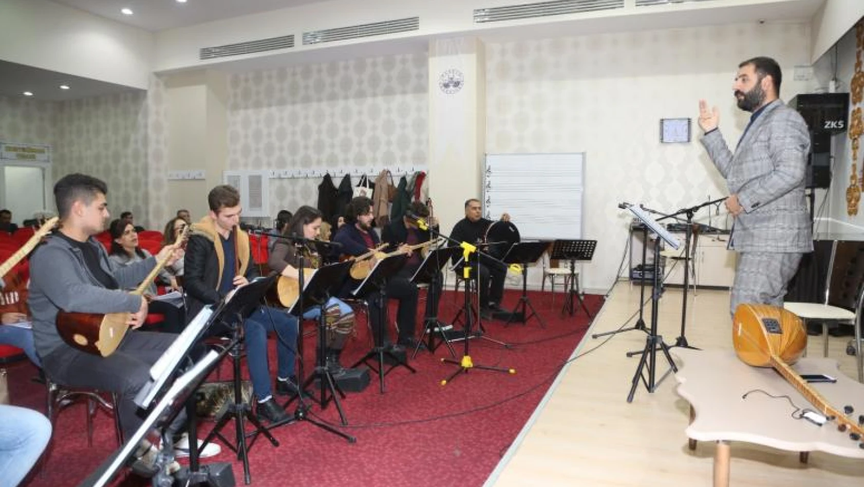 Elazığ Belediyesi Türk Halk Müziği Korosu İlk Konserine Hazırlanıyor