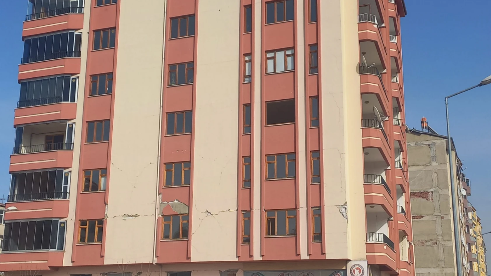 Limak Ortaokulu Ögrencileri Tedirgin Ağır Hasarlı Binaların Yıkılmasını İstiyor