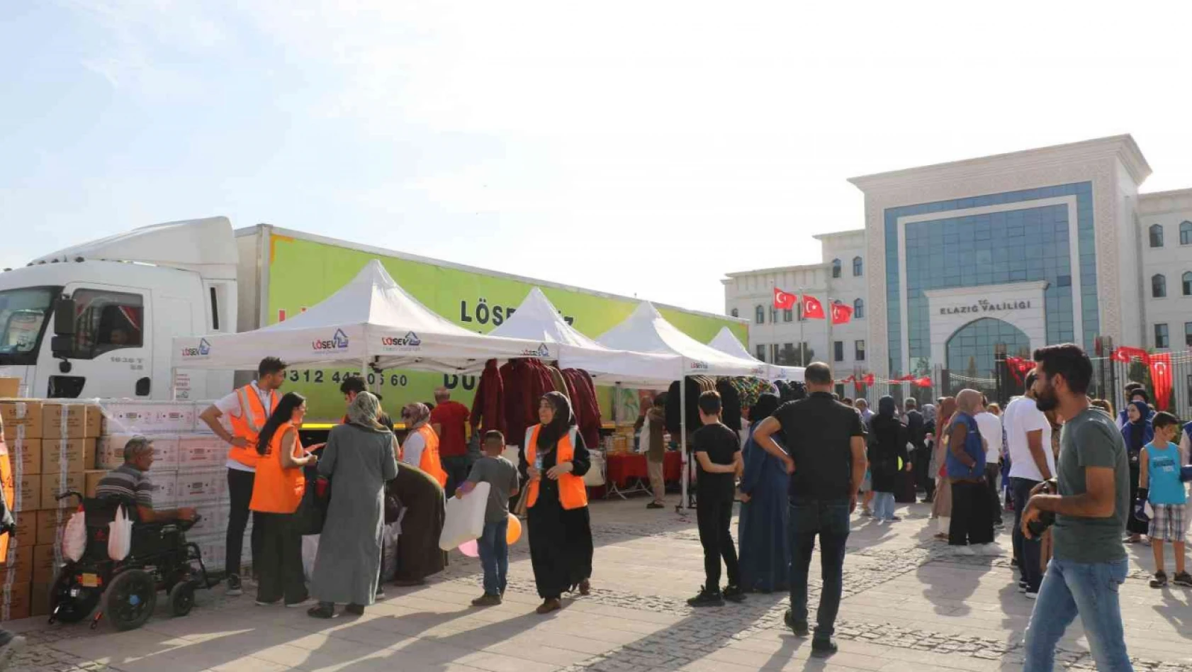 LÖSEV'in 'İyilikler Tırı' Elazığ'daki ailelere yardım ulaştırdı