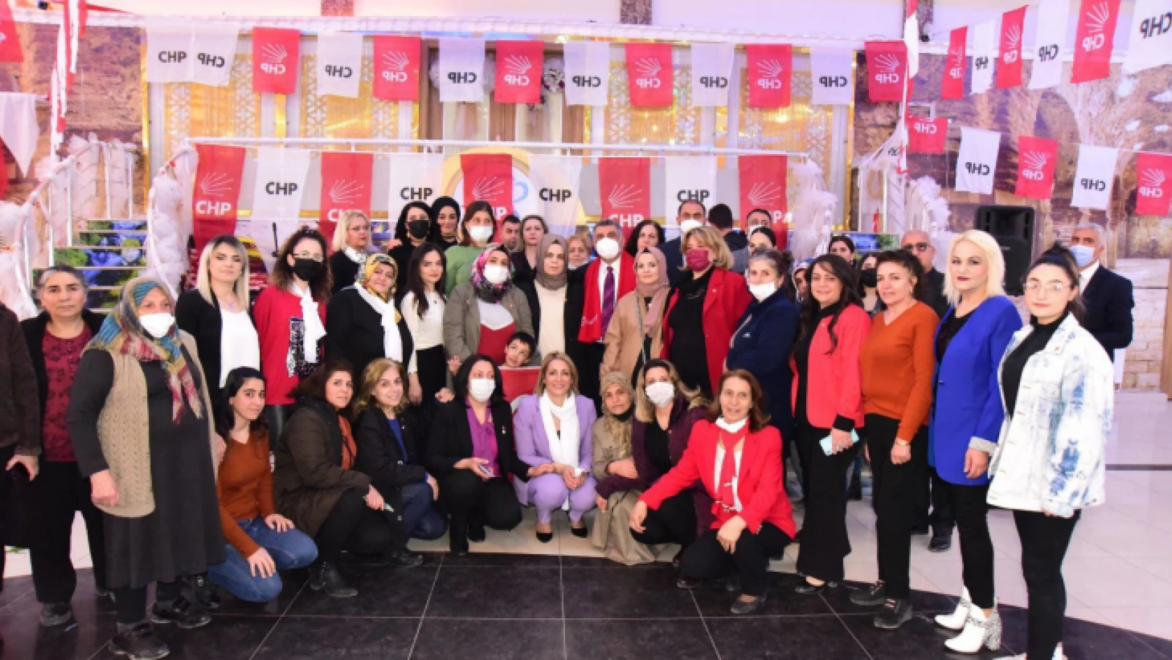 Milletvekili Erol, CHP'ye üye olan kadınlara rozet taktı 