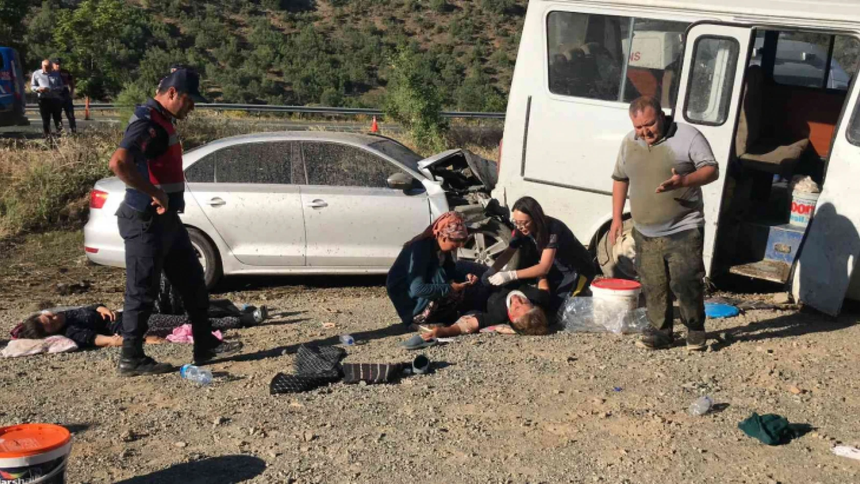 Elazığ'da Feci Kaza 17 yaralı
