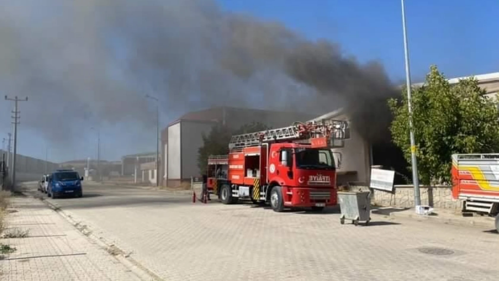 Pano fabrikasındaki yangın korkuttu