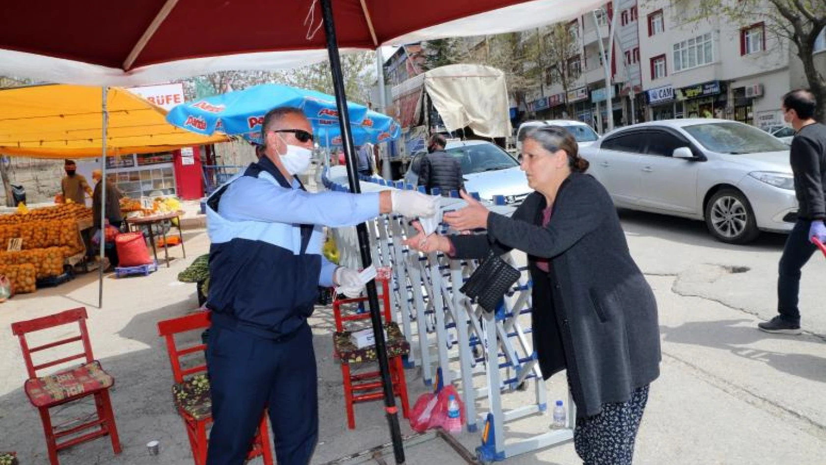 Elazığ Belediyesi Pazarlarda Maske Dağıtımını Sürdürüyor