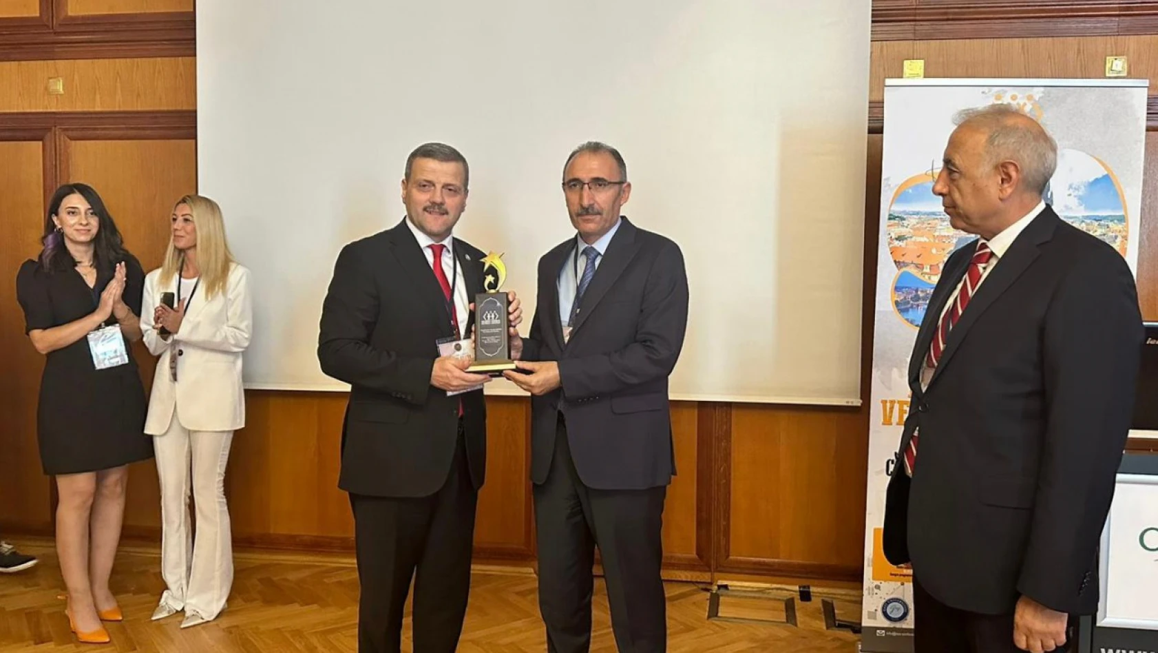 Rektör Prof. Dr. Göktaş'a Çekya'da Bilime Katkı Ödülü Verildi
