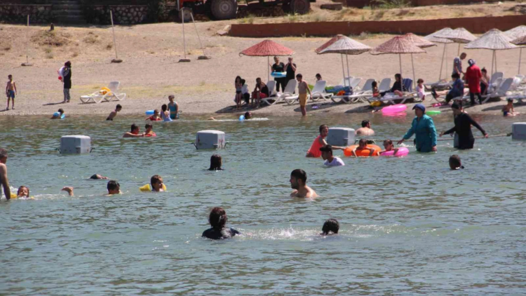 Sıcaktan bunalanlar Hazar Gölü'ne akın etti, plajlar Ege ve Akdeniz'i aratmadı