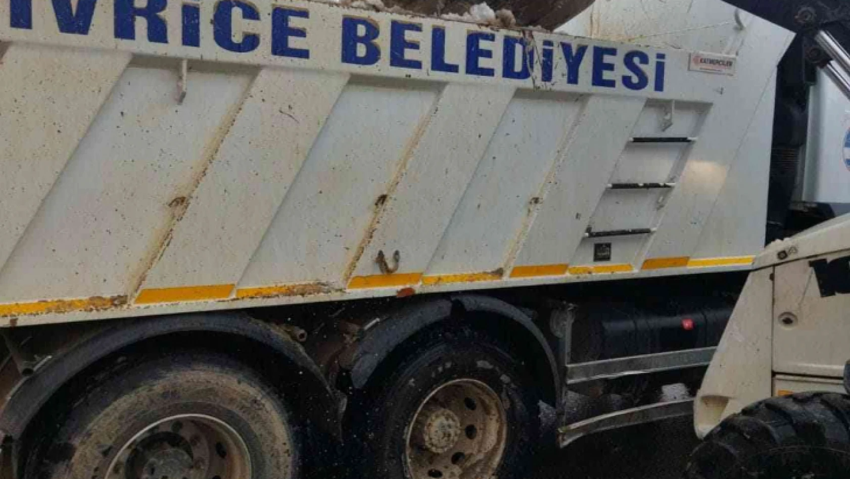 Sivrice'de kar birikintileri kamyonlarla ilçe dışına taşınıyor