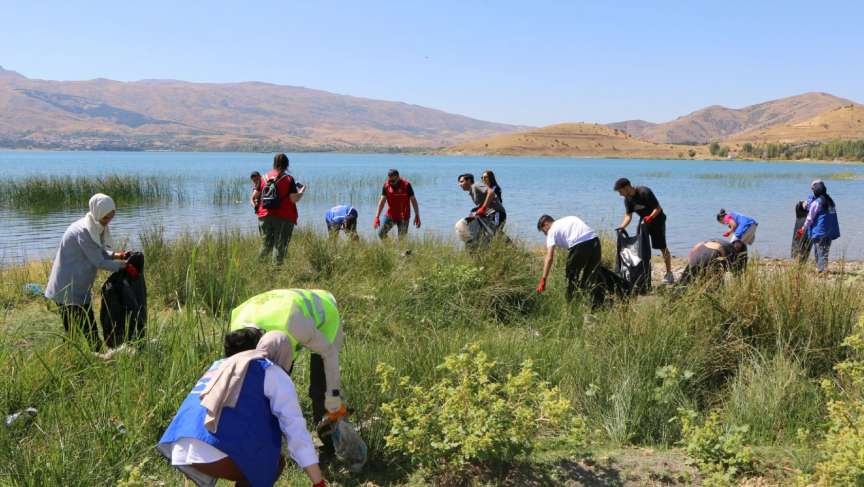 Sivrice'nin Hazar Gölü Sahillerinde Detaylı Temizlik Çalışması Yapıldı