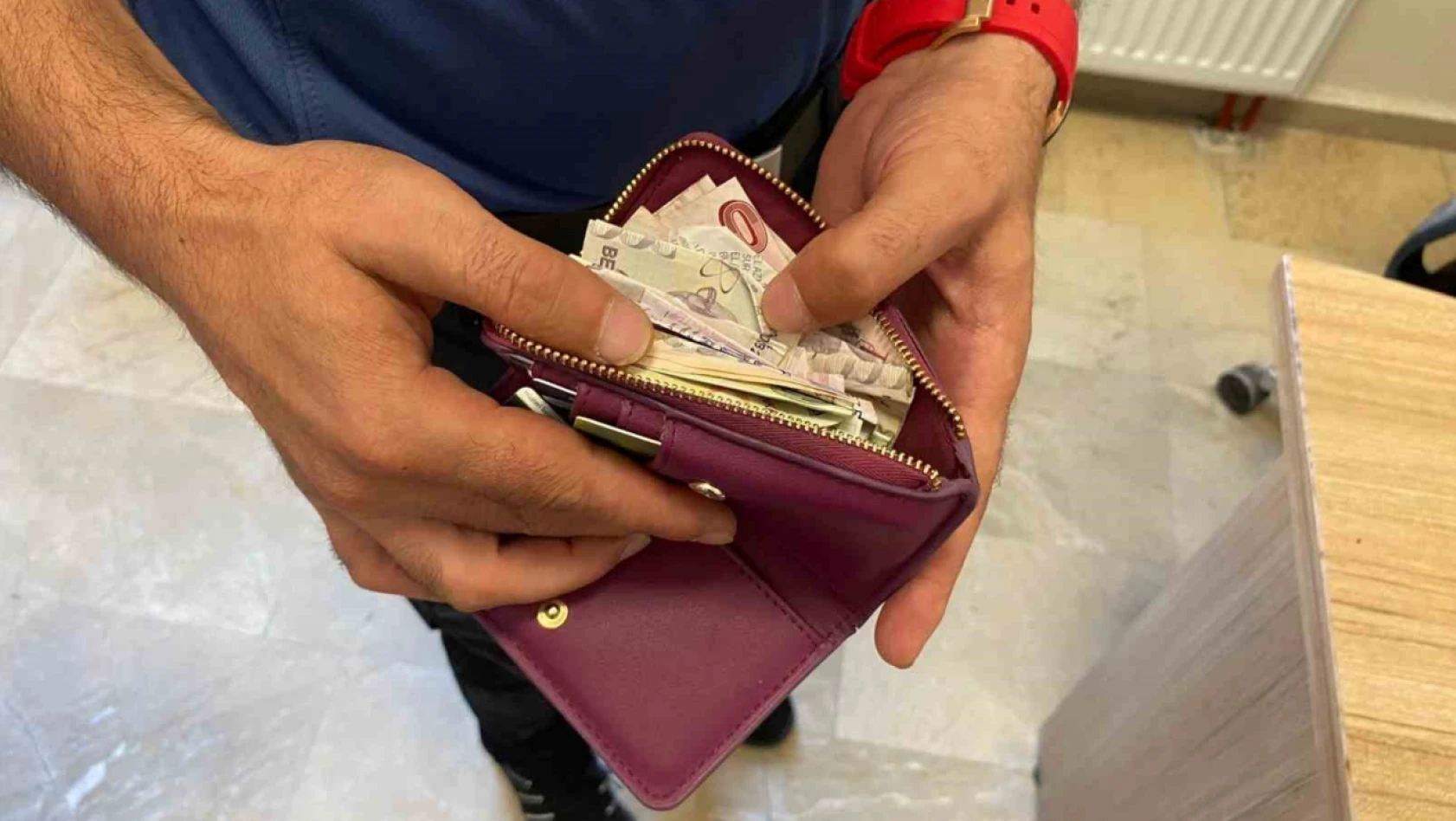 Temizlik personeli para dolu cüzdanı polise teslim etti