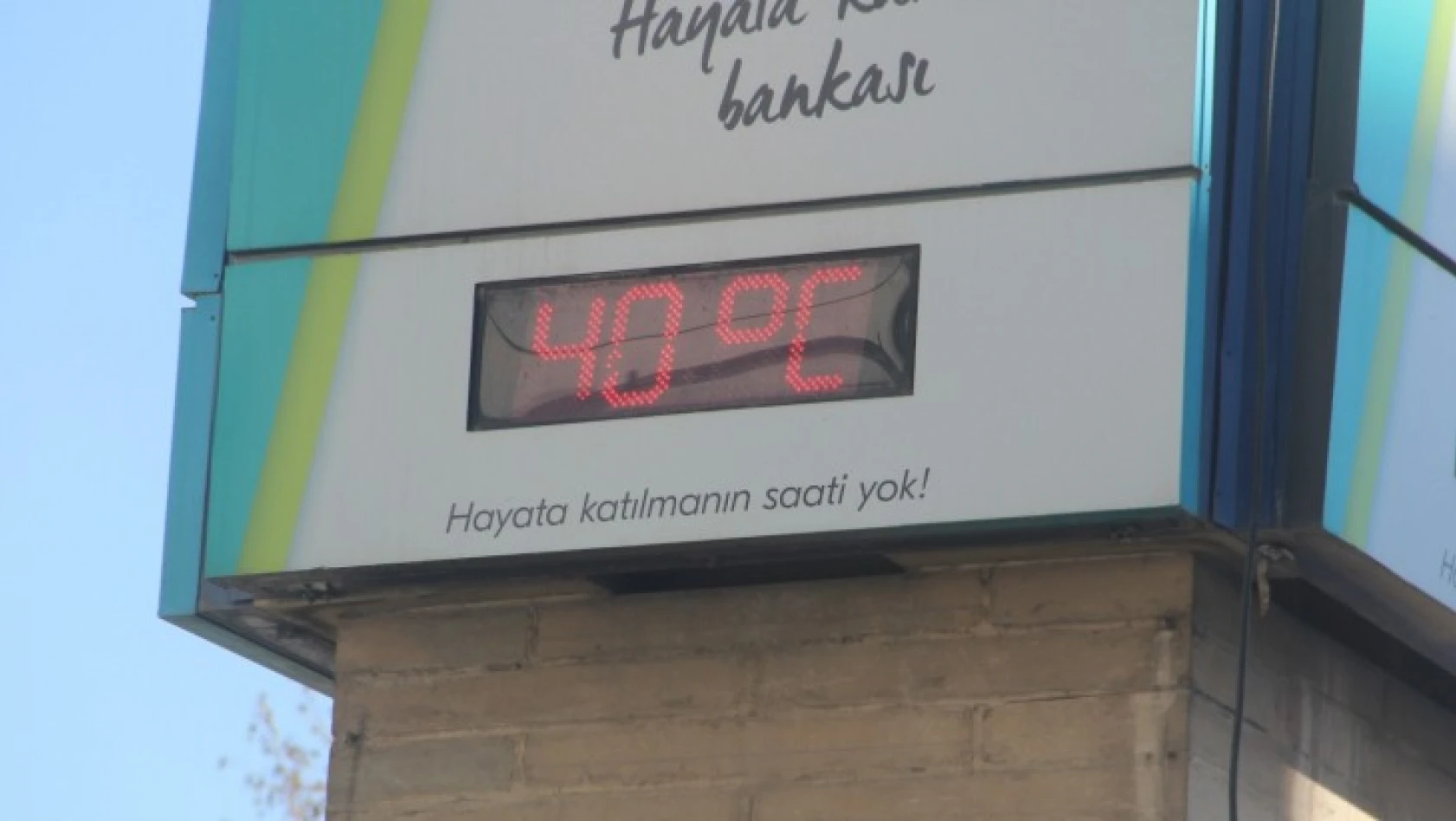 Termometrelerin 40 dereceyi gösterdiği Elazığ'da vatandaşlar gölgeliklere koştu