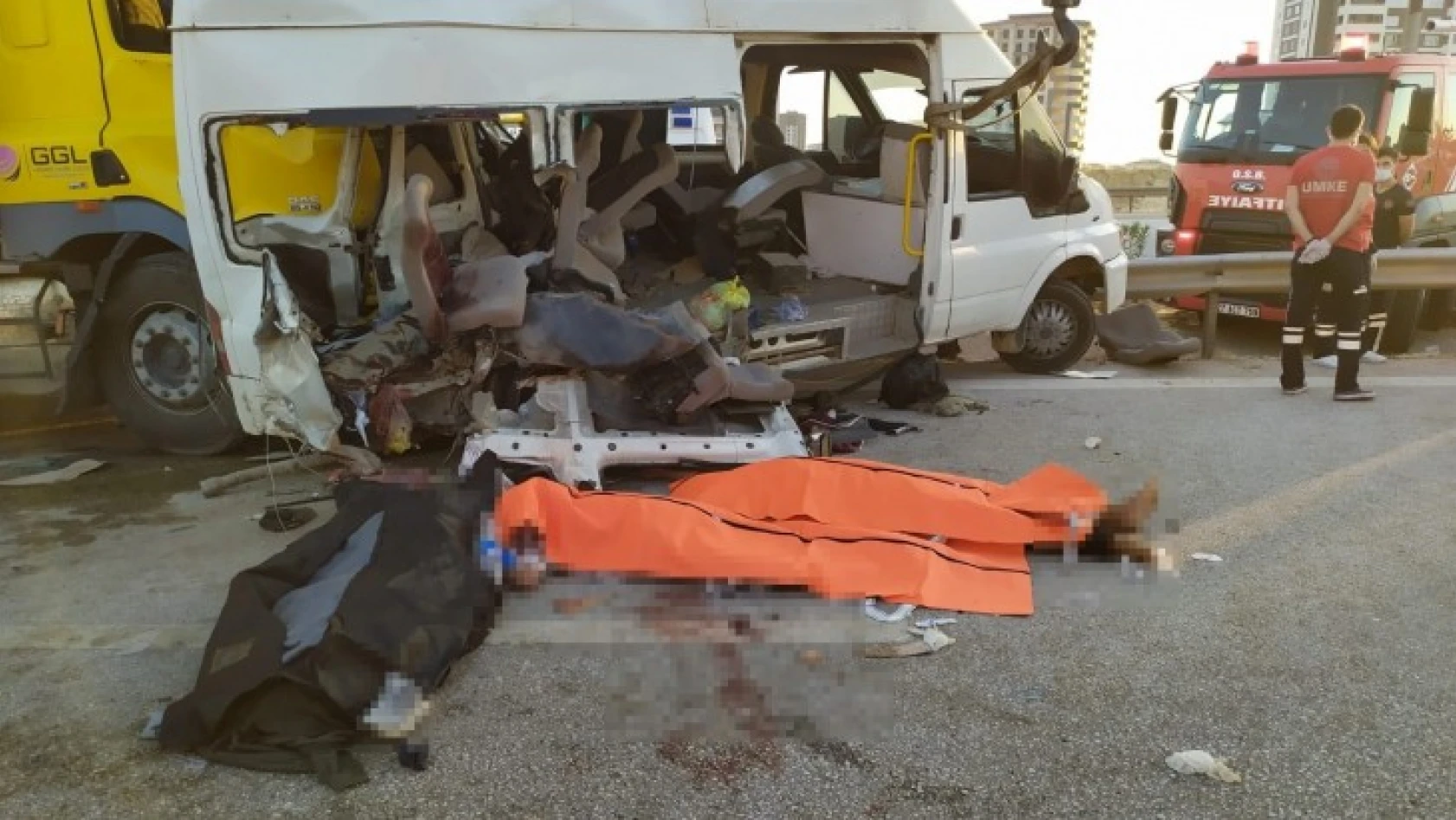 Tır, tarım işçilerini taşıyan minibüse çarptı: 3 ölü, 18 yaralı
