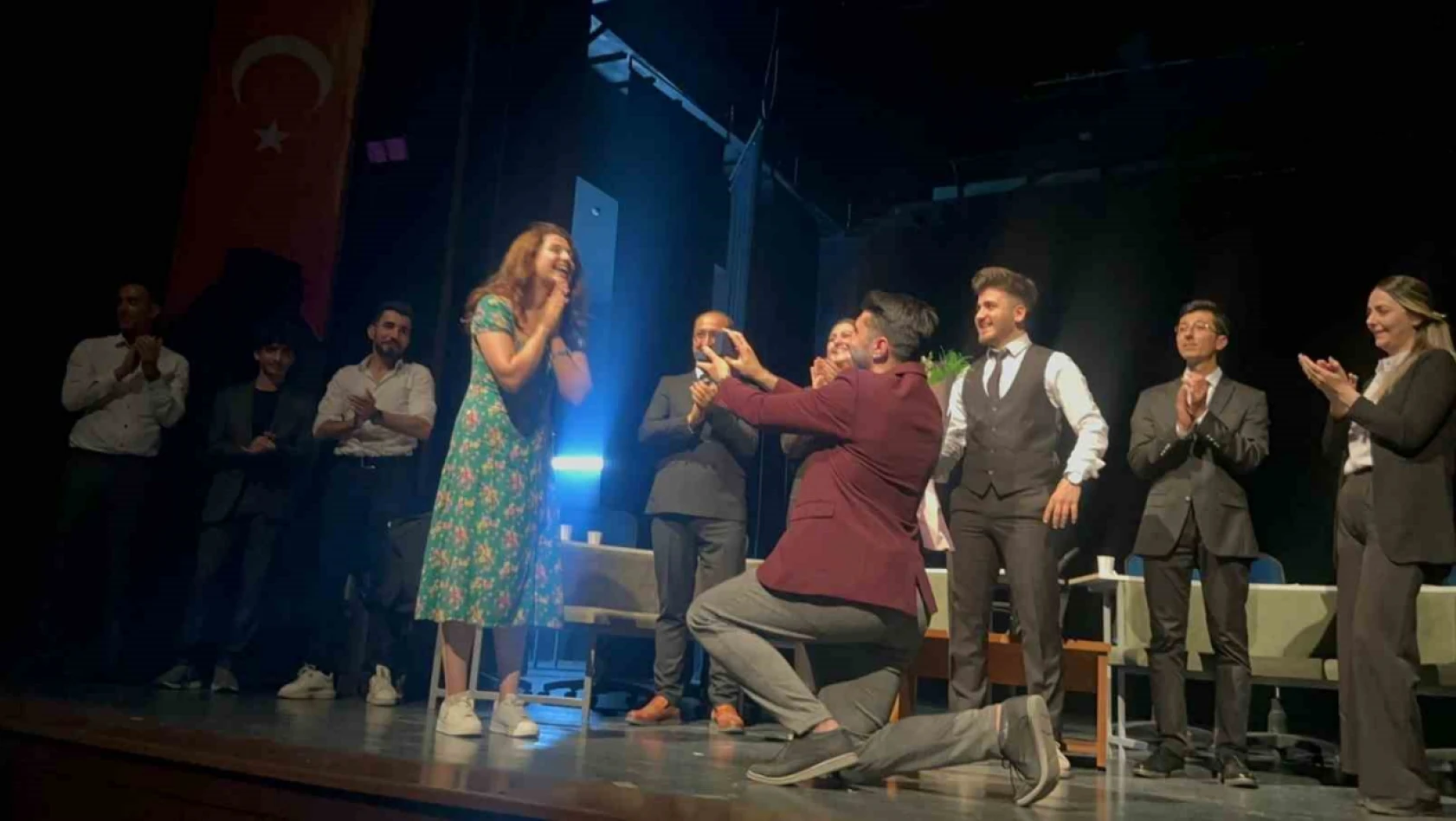 Tiyatro sahnesinde sürpriz evlilik teklifi
