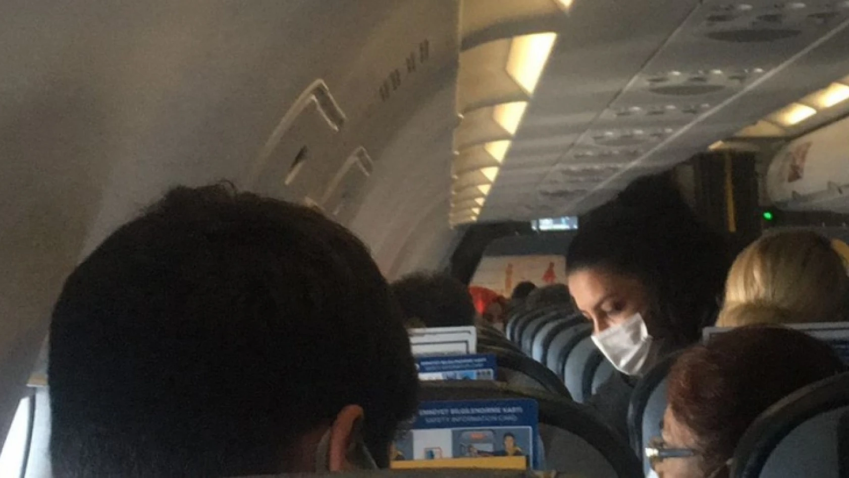 Uçakta rahatsızlanan vatandaşa hemşire yolcu ilk müdahaleyi yaptı