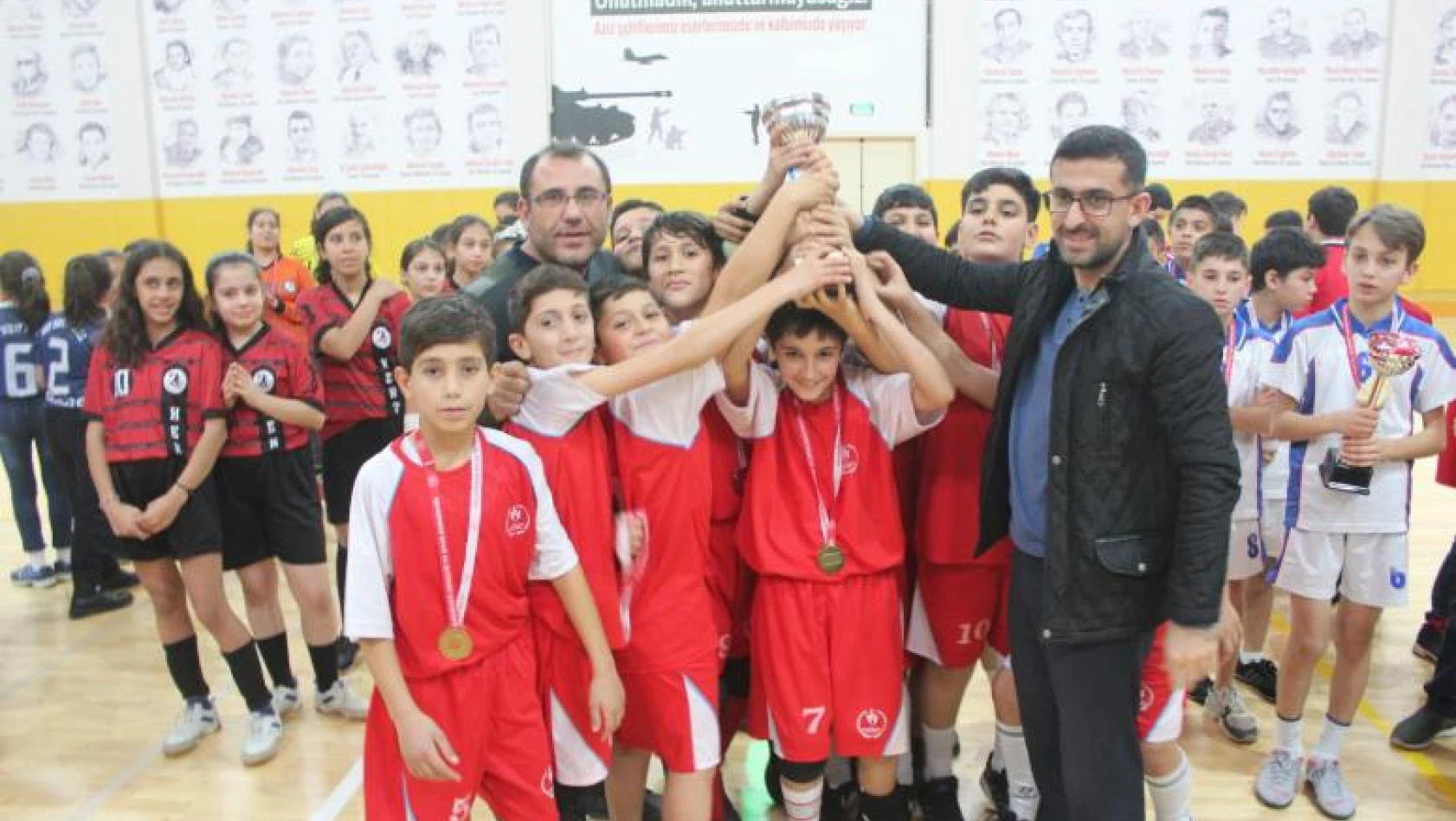 Okullar Arası Hentbol Küçükler Müsabakaları Ödül Töreni Yapıldı