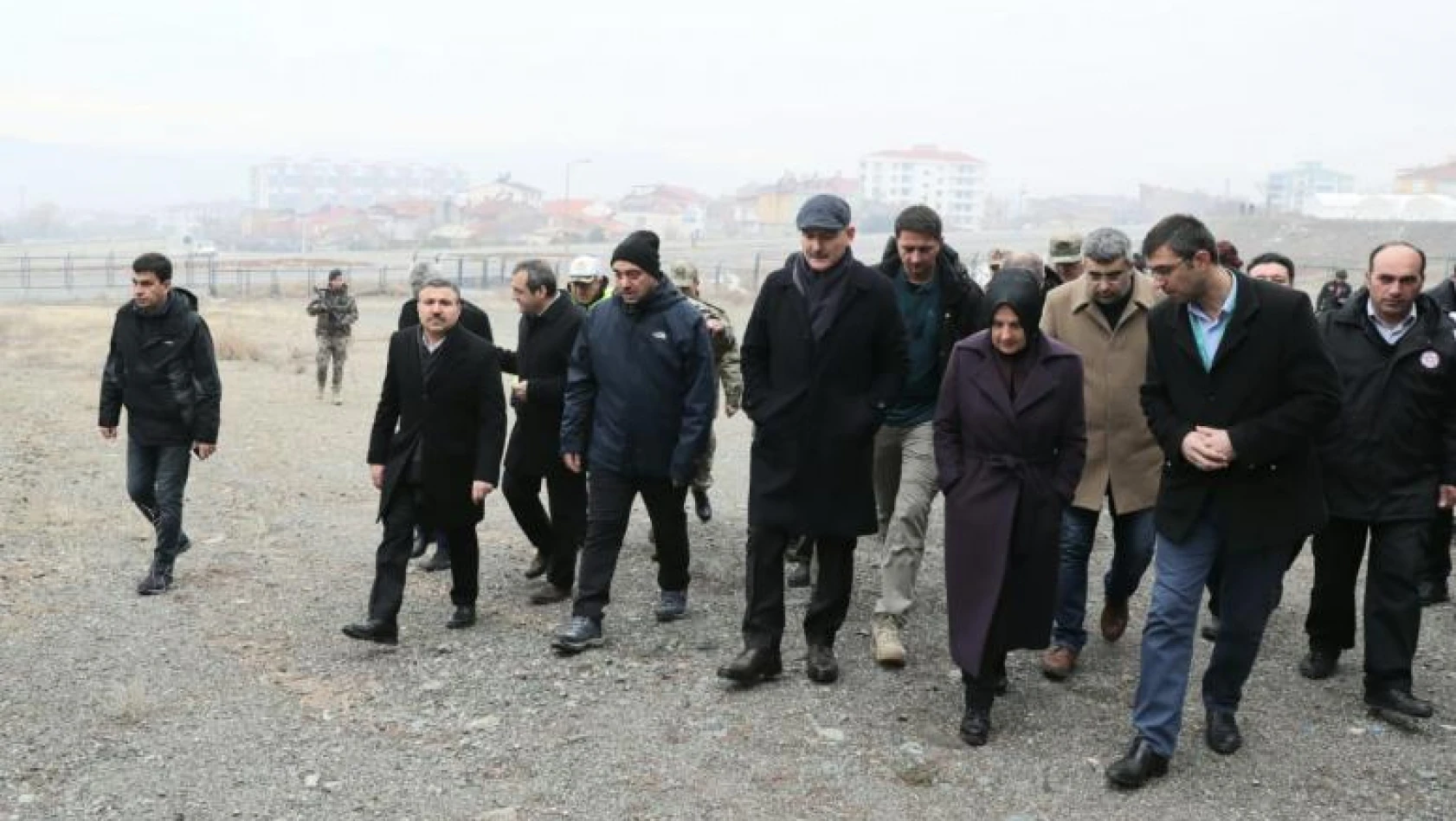 İçişleri Bakanı Süleyman Soylu, Elazığ'da Konteyner Kent Kurulacak Alanda İnceleme Yaptı