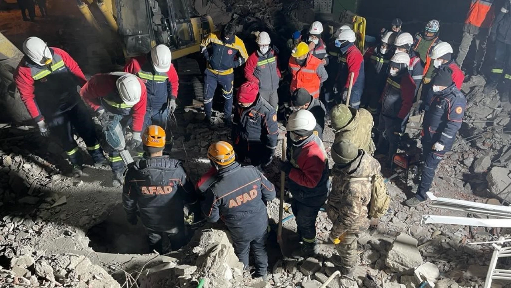 Yıkıntıların arasından 9 vatandaşı sağ kurtaran AFAD ekipleri o anları anlattı: ''Ailemizi ikinci plana bıraktık''