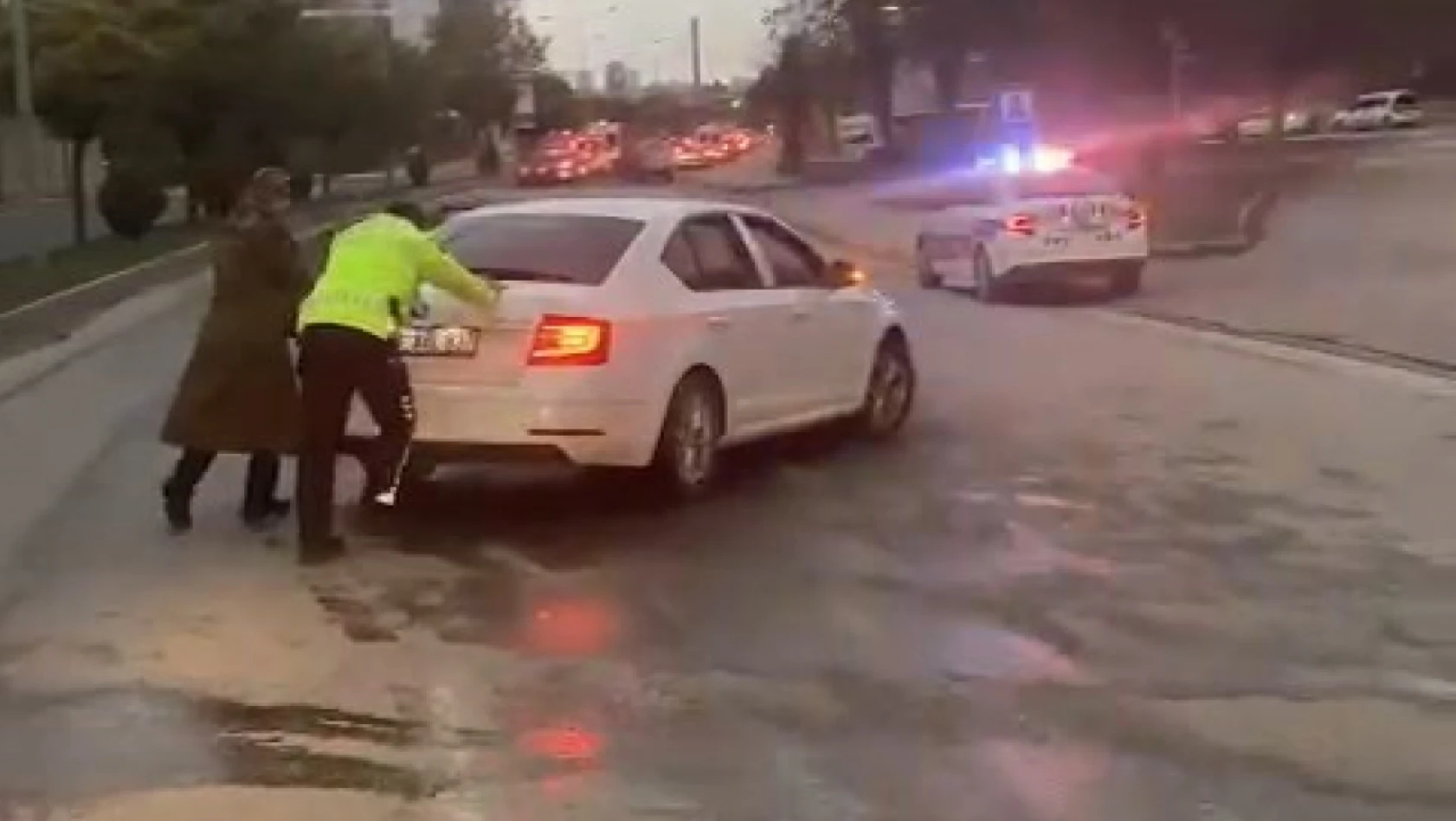 Yolda kalan kadın sürücünün yardımına, polis ekipleri yetişti