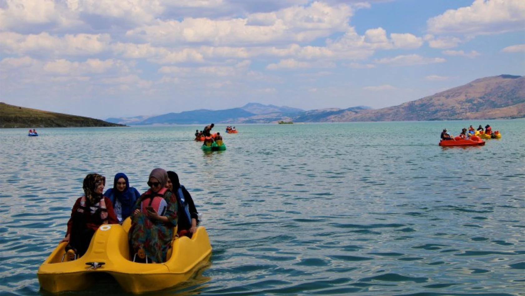 Doğu'nun gizli denizi 'Hazar Gölü' tatilcilerin akınına uğradı