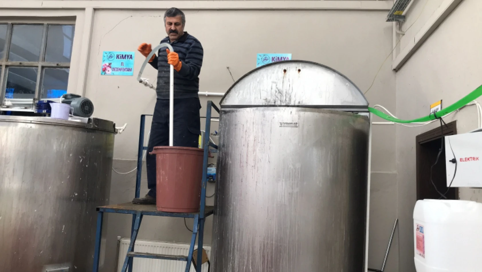 Elazığ'da fabrika gibi okul: Öğretmen ve öğrenciler el ele verdi hijyen malzemesi üreterek 3 milyon lira ciroya ulaşıldı