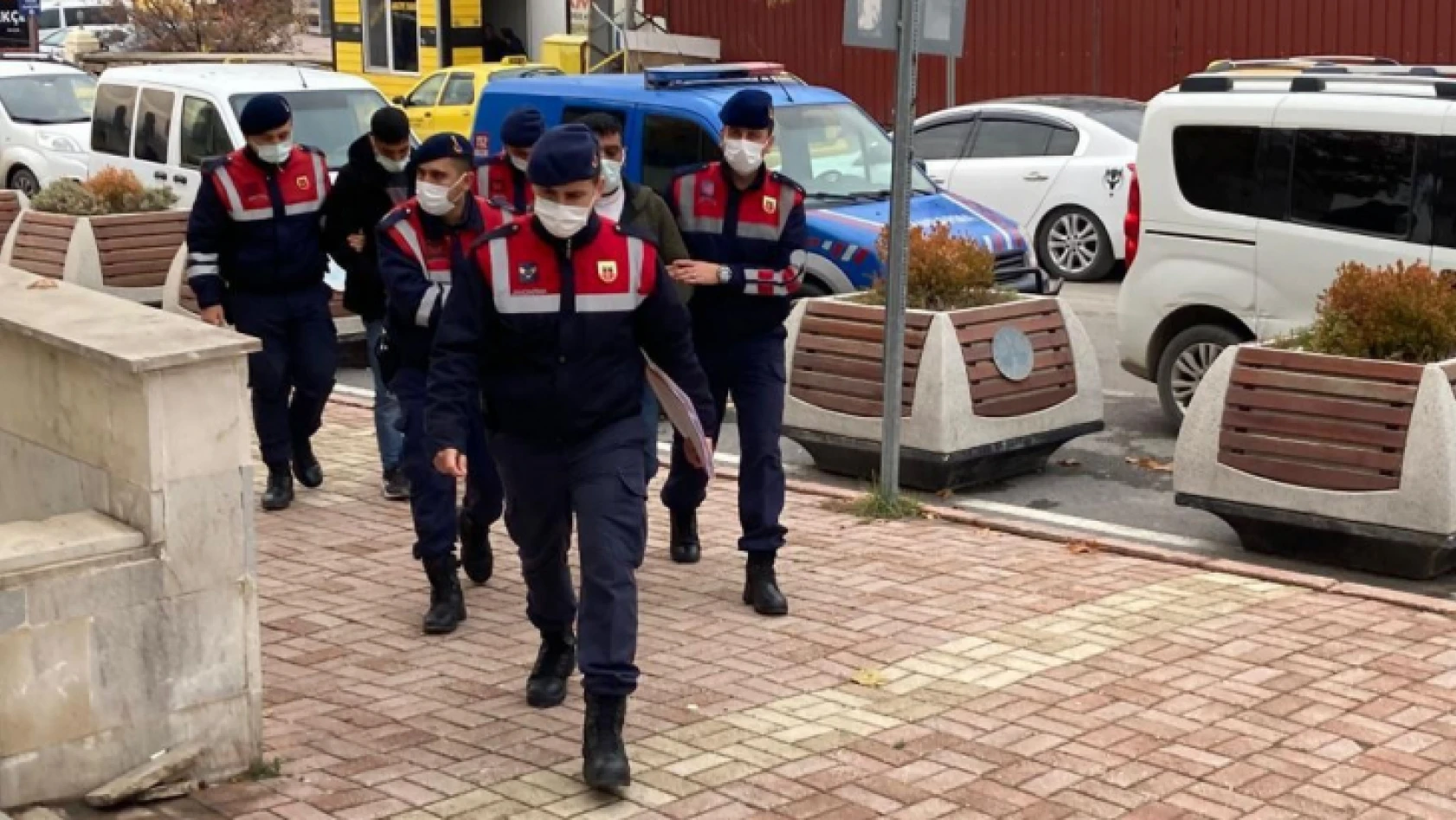 Elazığ'da vagonların bağlantı kancalarını çalan şüpheliler yakalandı