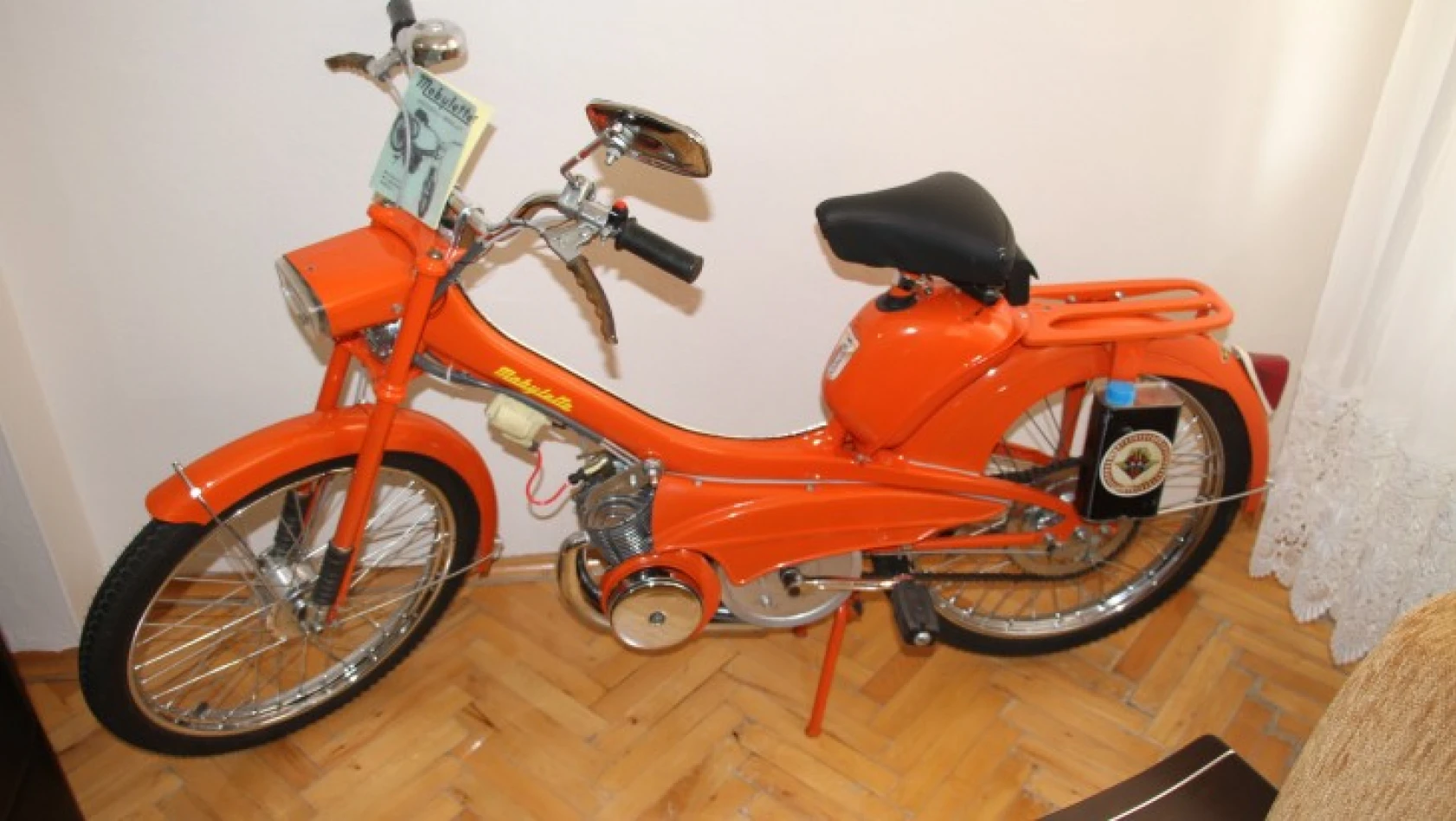 Gözü gibi baktığı motorunu evinin odasında muhafaza ediyor