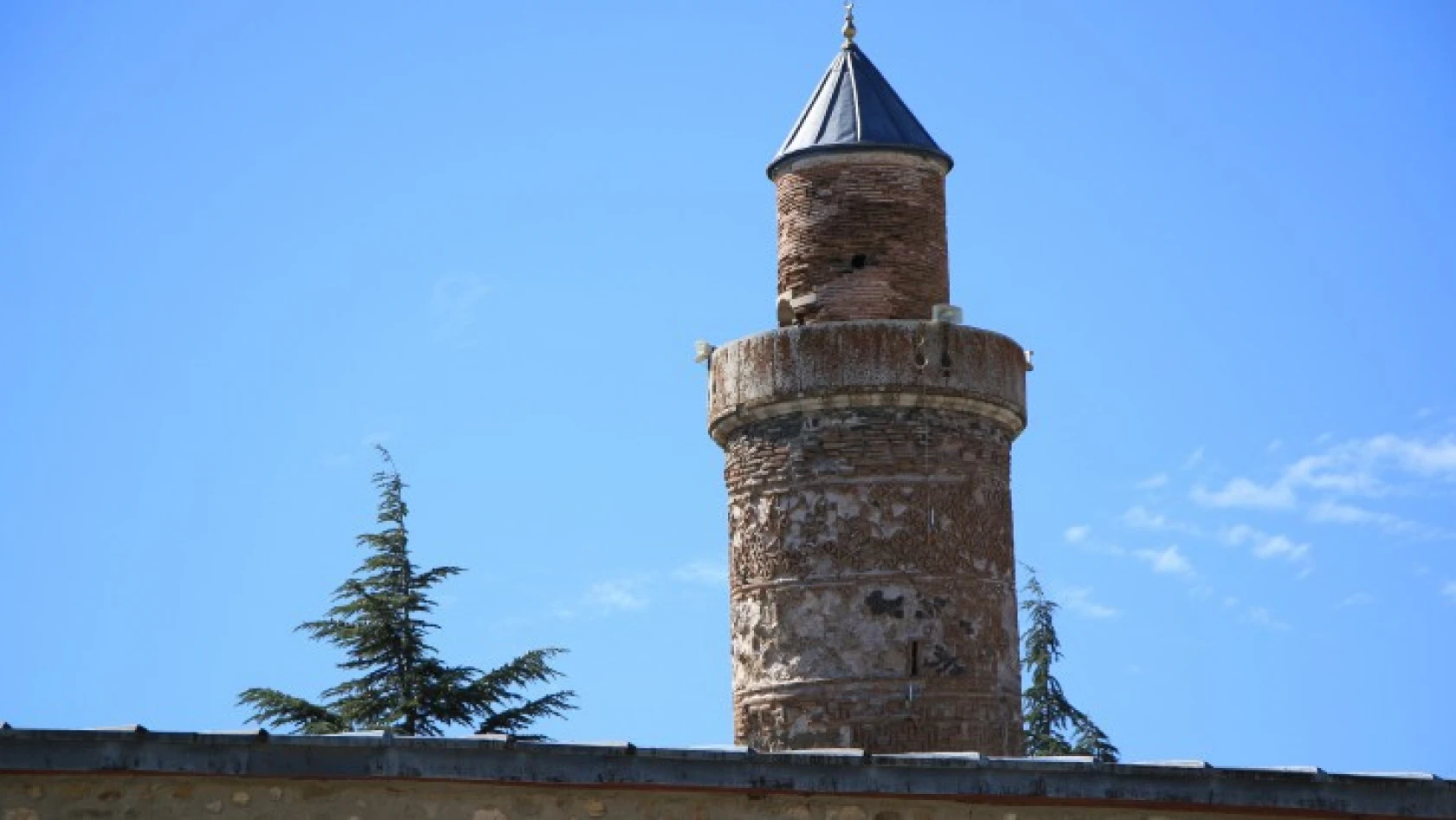 Pisa kulesinden daha eğik olan tarihi eğri minare ilk günkü ihtişamını koruyor