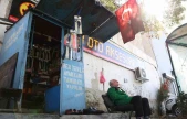 2 metrekarede 45 yıllık ayakkabı boyacılığı