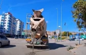 Beton mikserinin yola çimento dökerek ilerlediği anlar kamerada