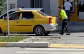 Bozulan aracın yardımına polis ekibi yetişti