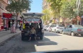 Çocuğun araç arkasındaki tehlikeli yolculuğu kamerada