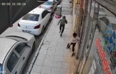 Çocukların tehlikeli oyunu kamerada: İş yerine torpil atıp kaçtılar