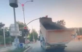 Damperi açık kamyon, trafik ışıklarına çarptı