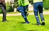 Davulun sesini duyan temizlik görevlileri, oynamaya başladı