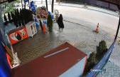 Dükkanın önündeki çiçeği alıp uzaklaşırken kameralara yakalandı