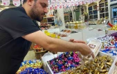 Elazığ'da bayram öncesi şekerler tezgahlardaki yerini aldı