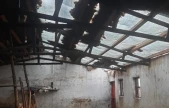 Elazığ'da etkili olan fırtına ahırın çatısını uçurdu