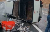 Elazığ'da kaygan yolda kamyonet devrildi