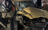 Elazığ'da otomobil refüjdeki bariyerlere çarptı: 1 yaralı