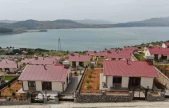 Hem güven hem de huzur veren göl manzaralı deprem konutları
