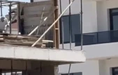 İnşaat işçilerinin tehlikeli çalışması kameraya yansıdı