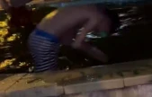 Sıcaktan bunalan çocuklar, süs havuzunda serinledi