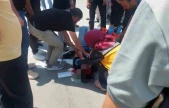 Vatandaşlar yerdeki yaralıyı güneşten korumak için dondurma şemsiyesi kullandı