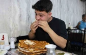 Yaşına ve kilosuna bakmadan bir oturuşta 15 lahmacun yiyor
