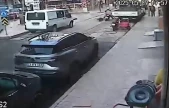 Yolda dengesini kaybedip düşen yaşlı adama motosiklet çarptı