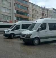 Öğrenciler Derse, Vatandaş İşe Geç Kalıyor: Bahçelievler'de Minibüs Çilesi!