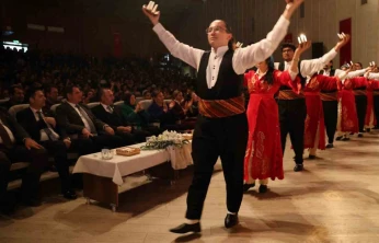 'Annem kanseri ikinci kez yendi' diyen öğrenci salonda dakikalarca alkışlandı