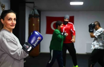 47 yaşındaki hemşire anne çocuklarıyla birlikte eldiven giyip ringe çıktı