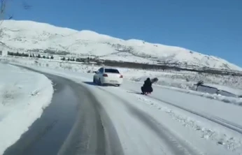 Araca bağladığı kızağı metrelerce çekti