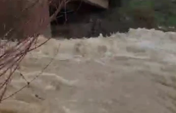 Arıcak'ta kar eridi, dereler coştu