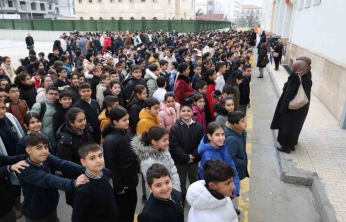 Depremde hayatını kaybedenler Elazığ'daki okullarda anıldı
