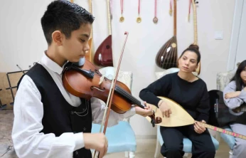 Depremden sonra müziğe sarılan anne çocuklarıyla üç enstrüman çalıyor